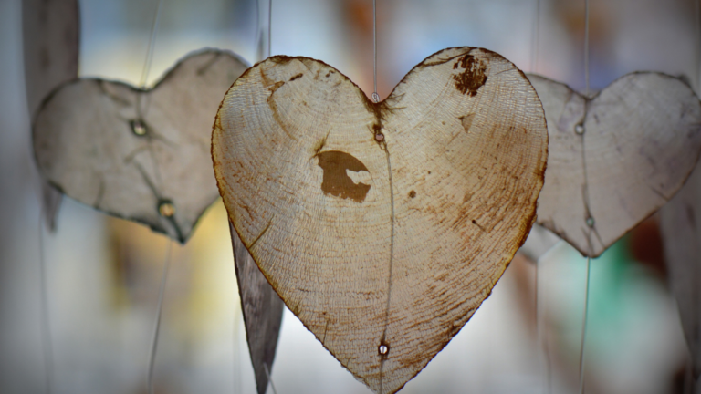 Lief zijn voor jezelf: houten hartjes aan een touw