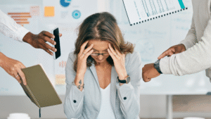 Vrouw in diepe gedachten met handen tegen haar gezicht, illustratie bij blog over perfectionisme loslaten