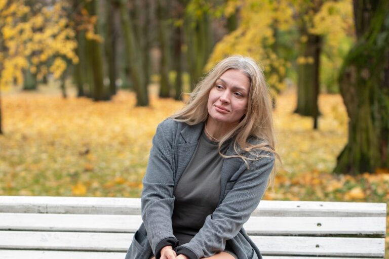 Ontspanning in Wateringen: vrouw zit rustig op een bankje in het herfstpark