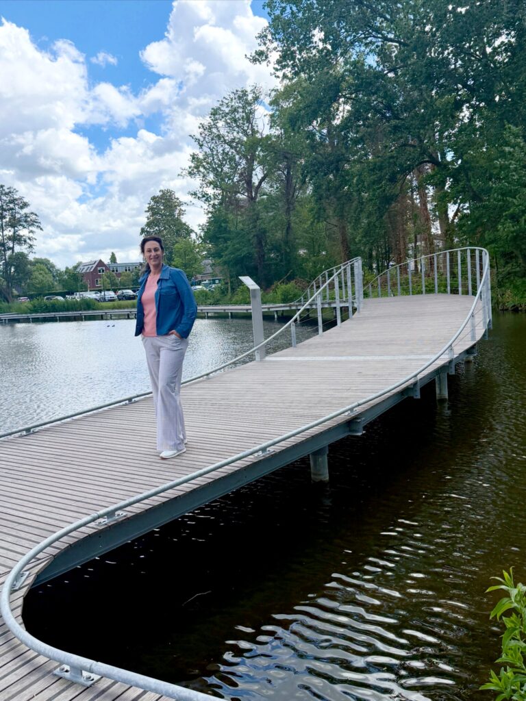 Patricia op een steiger aan het water