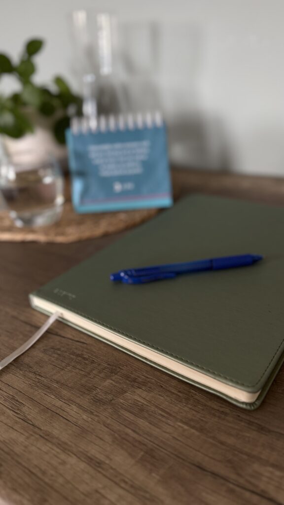 Notitieboek en pen op tafel in de praktijk van Patricia Hoefnagel