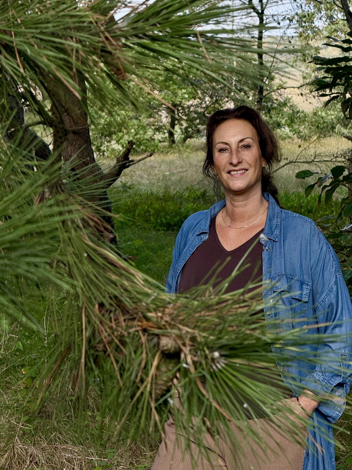 Patricia Hoefnagel buiten tussen het groen