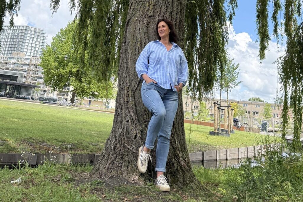 Hooggevoelig: Patricia Hoefnagel staat rustig tegen een boom in het park