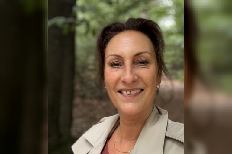 Patricia Hoefnagel lacht in de camera in het bos